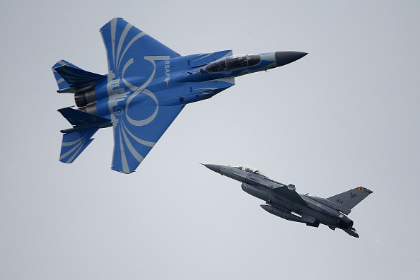 Chiến đấu cơ các nước trổ tài nhào lộn tại Singapore Airshow